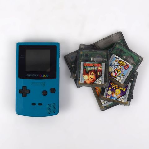 Lot GameBoy Color incluant console et 7 jeux variés, parfait pour collectionneurs