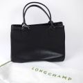 Longchamp Handtasche aus schwarzem, genarbtem Leder, sehr guter Zustand, mit Dust Bag