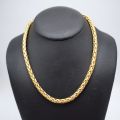 Luxueux collier en or et platine, présenté dans pochette rouge Cartier