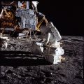 Apollo 12: Alan Bean attache le générateur thermoélectrique à radioisotope (RTG)
