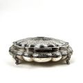 Boîte en argent sculptée de feuillages, pied en enroulement, 1,25 kg