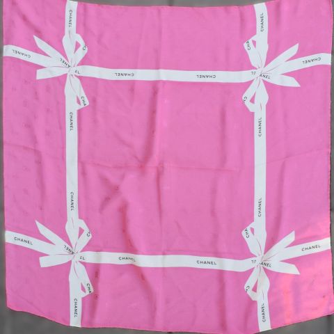 Foulard en soie CHANEL rose avec flot blanc, 85x85 cm, quelques tâches