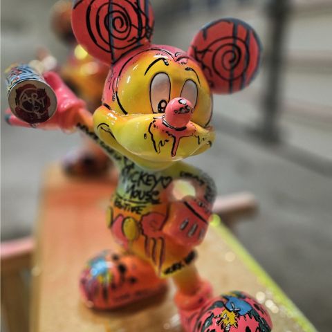 Miki Pop-art 2024 : sculpture colorée et dynamique en résine contemporaine unique