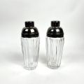 Ensemble de deux shakers en métal argenté, hauteur 23 cm