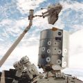 Scott Parazynski transportiert eine Schalteinheit von der Endeavour - Chromogener Oldtimer-Fotoabzug