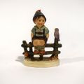 Figurine de garçon assis sur barrière en porcelaine par Hummel Manufaktur