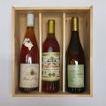 Holzkiste mit 3 Flaschen außergewöhnlicher Weine und Jahrgangsweine