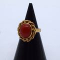 Signet ring in 18-carat gold with coral cabochon, size 48