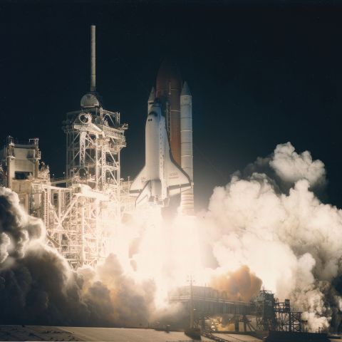 (NASA. ENDEAVOUR STS-61) Décollage de la navette spatiale