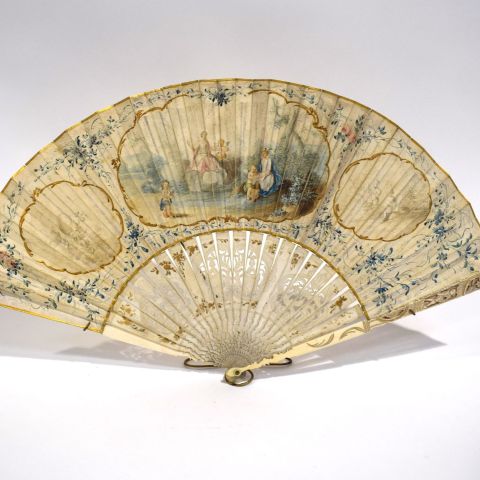 Eventail d'époque Louis XV en ivoire gravé et papier peint gouaché