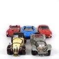 Sammlung von Miniaturautos: Bugatti, Ferrari, BMW und Jaguar in verkleinertem Maßstab