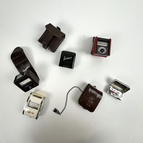 Réunion d'équipements de prise de vues en housses en cuir et accessoires