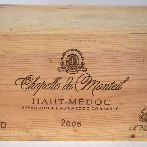 (HAUT MÉDOC) Dans une caisse en bois, 6 bouteilles de la CHAPELLE du MONTEIL 2005