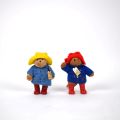 Set bestehend aus 2 Paddington Plüschtieren, Windjacke blau, Hüte gelb und rot