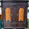 Imposante armoire en bois patiné