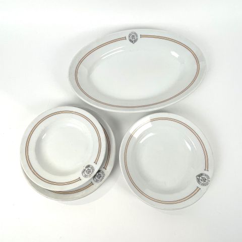 Vaisselle en porcelaine blanche de l'hôtel d'Anvers et du restaurant Carl
