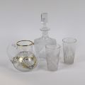 Ensemble de verre avec carafes et verres en cristal décoré de fleurs