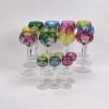 Set aus 12 Weingläsern und 6 Aperitifgläsern in farbigem Kristall.
