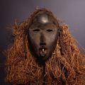 Masque de danse Dan en Côte d'Ivoire avec coiffe de paille préservée