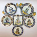 Ensemble de 6 pièces en faïence décorées de personnages, hermines et blasons