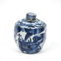Flacon octogonal en porcelaine bleu, décor de chimère, début XXe siècle