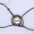 Sonia Rykiel Vintage Brosche aus Metall, Schleife mit Zentrum aus Perlmutt.