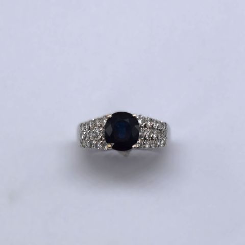 Bague en or 14ct avec saphir coussin 1.5ct et pavage de diamants