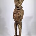 Statue Kuyu : symboles de protection et prospérité, reliefs polychromes distinctifs