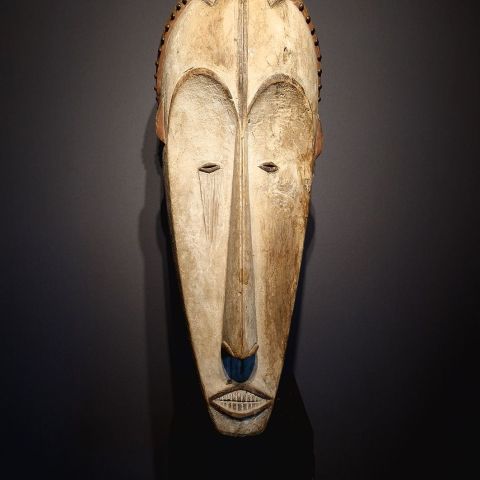 Masque Fang Ngil du Gabon avec coiffe en clous tapissier, H. 68cm