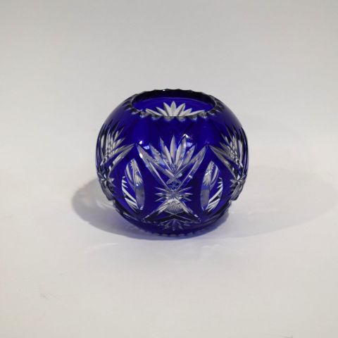 Petit cache-pot en cristal taillé bleu roi de 12 cm de hauteur de Val Saint Lambert