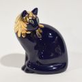 Statuette de chat en émaux de Longwy, couleur bleu nuit, hauteur 18cm