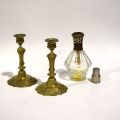 Lot de deux bougeoirs et une lampe Berger en laiton et verre