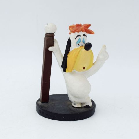 (SNOOPY) Figurine en métal peint de SNOOPY se tenant à un poteau, petit manque de peinture sur la boule du poteau et éraflures mineures, DEMONS & MERVEILLES, hauteur 8 cm