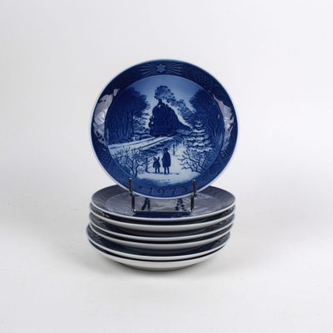 Suite de 51 assiettes en porcelaine bleue et blanche Royal Copenhague Noël