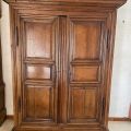 Armoire en chêne mouluré, XVIIIe siècle, deux portes, trois étagères, très bon état