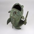 Carpe Koï en bronze patiné verte, sculptée en gueule ouverte, 42 cm
