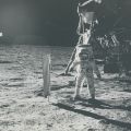 Apollo 11 : Buzz Aldrin devant "Eagle" avec instrument de mesure du vent solaire