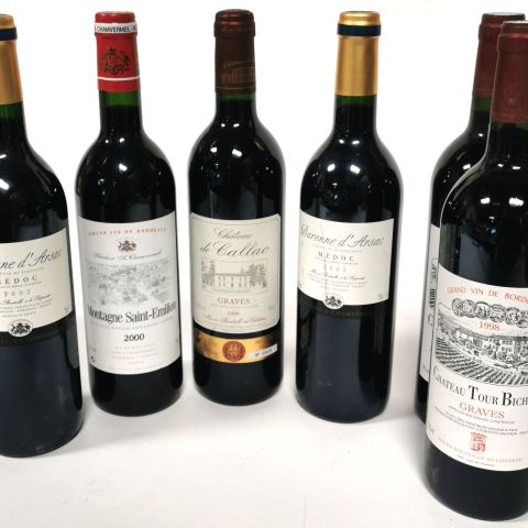 Un assortiment raffiné de 7 bouteilles de vins rouges de qualité supérieure