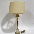 Lampe roseau en laiton doré, base cubique, 93 cm de hauteur
