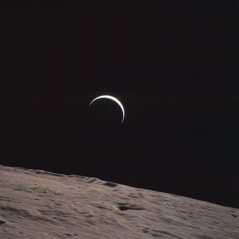 Apollo 15 : Superbe levé de Lune observé depuis l'orbite lunaire, 1971