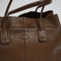 TOD'S DBAG Umhängetasche aus braunem, genarbtem Leder - Ausgezeichneter Zustand, mit Dust Bag