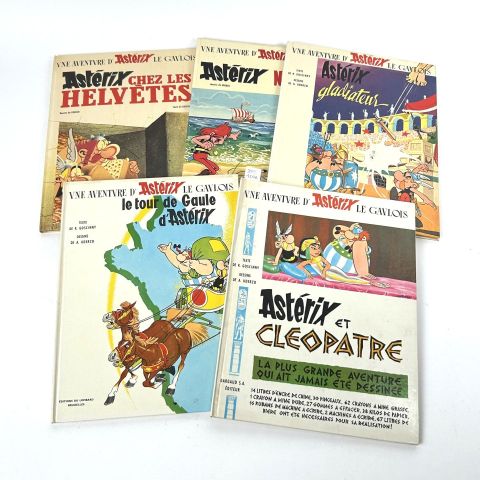 Cinq albums d'Astérix, éditions Dargaud et Lombard