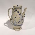 Grande cafetière en faïence fine BOCH Sevenfontaines, motifs fleuris bleus, légèrement restaurée (1820-1835)