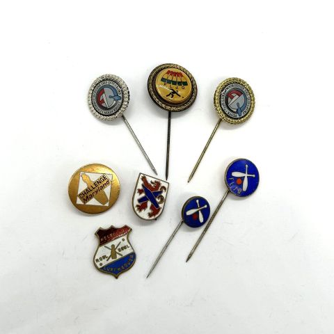 Collection de 9 insignes en métal émaillé de clubs et communes divers