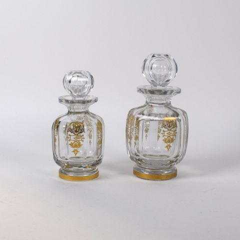 Deux flacons de parfum Baccarat Harcourt Empire en cristal doré et élégant