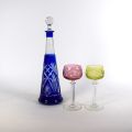 Ensemble de verres et carafe en cristal taillé, couleurs rose, vert et bleu