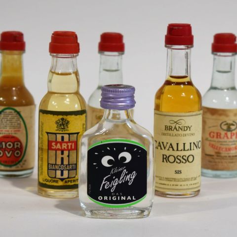 Réunion de 6 mignonettes anciennes : Sarti biancosarti, Maraschino, grappa, Morovo, Cavallino rosso, kleiner Feigling