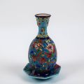 Ensemble en émaux : vide poche et vases décorés de fleurs polychromes