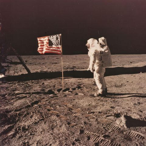(NASA. LUNE. APOLLO 11. ALDRIN) L'Astronaute Buzz Aldrin salue le drapeau américain
