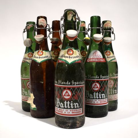 Collection de 8 bouteilles BATIN en verre coloré, avec étiquettes émaillées et gravures